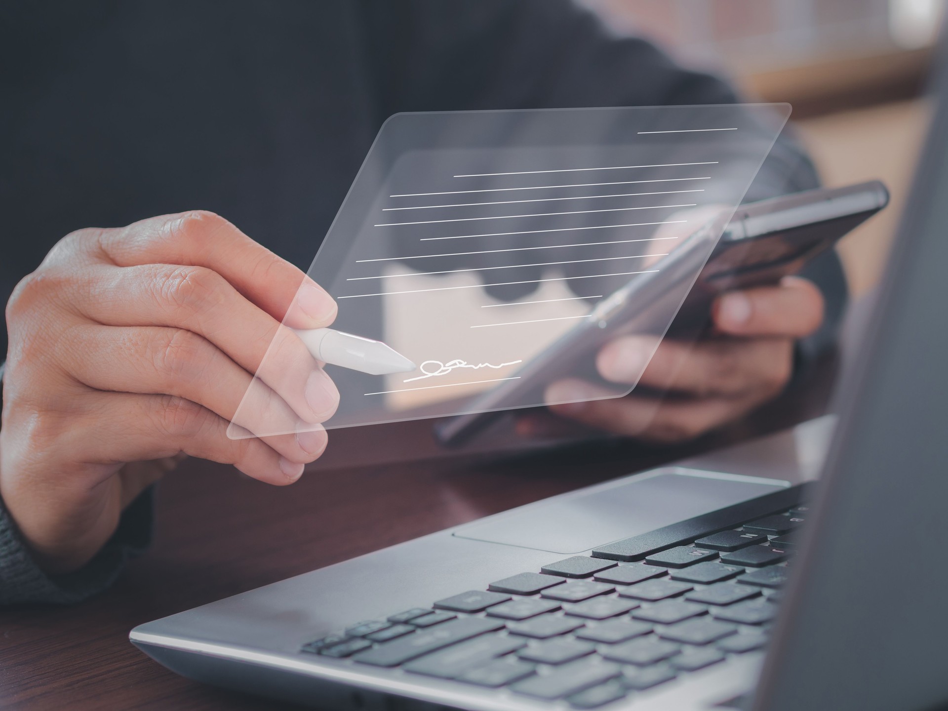 Concepto de firma electrónica. Empresario firma documentos electrónicos en la pantalla de la computadora portátil virtual con lápiz óptico.