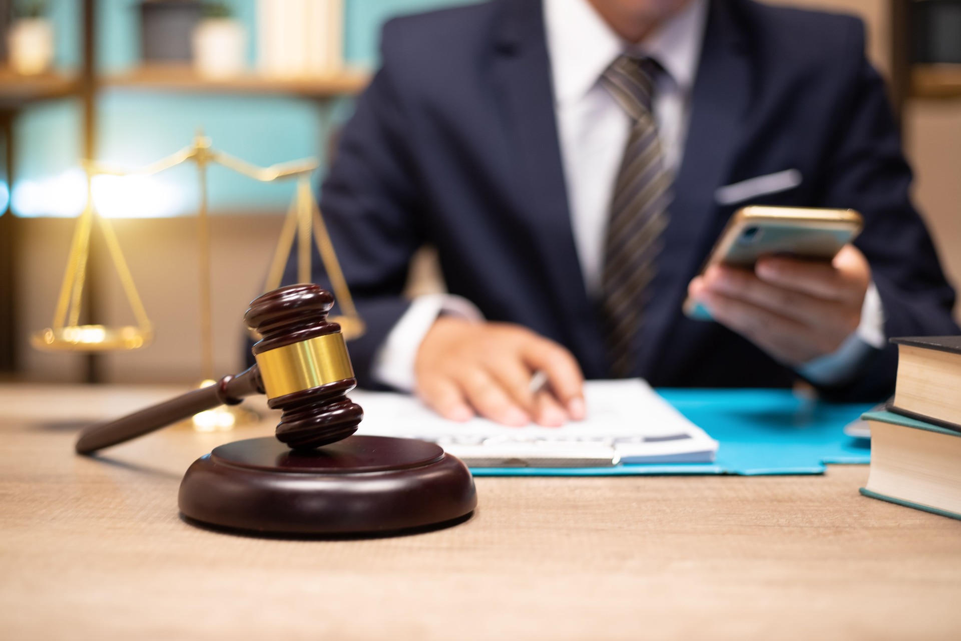 Ley, abogado de abogados y concepto de justicia, abogado varón o notario que trabaja en documentos e informe del caso importante en el bufete de abogados, Bangkok, Tailandia. Fecha 02/27/2019